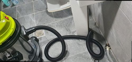 부산 동구 하수구막힘 배관 점검 후 배수 흐름을 확인하는 모습