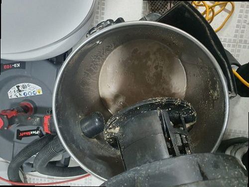 부산 동구 범일1동 하수구막힘 지하 공간 바닥 배수구와 역류 흔적을 점검하는 모습